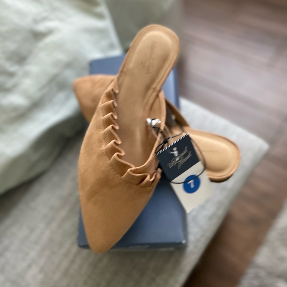 NWT size 7 Universal Thread Flats